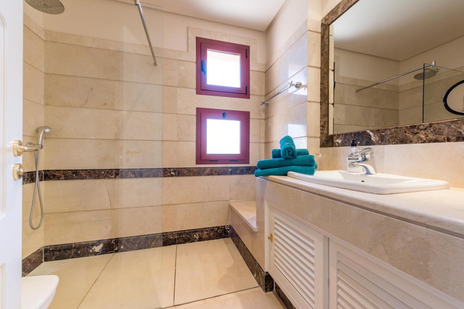 Stylish 4 Bedroom Penthouse Just Steps From Bahia Appartamento Marbella