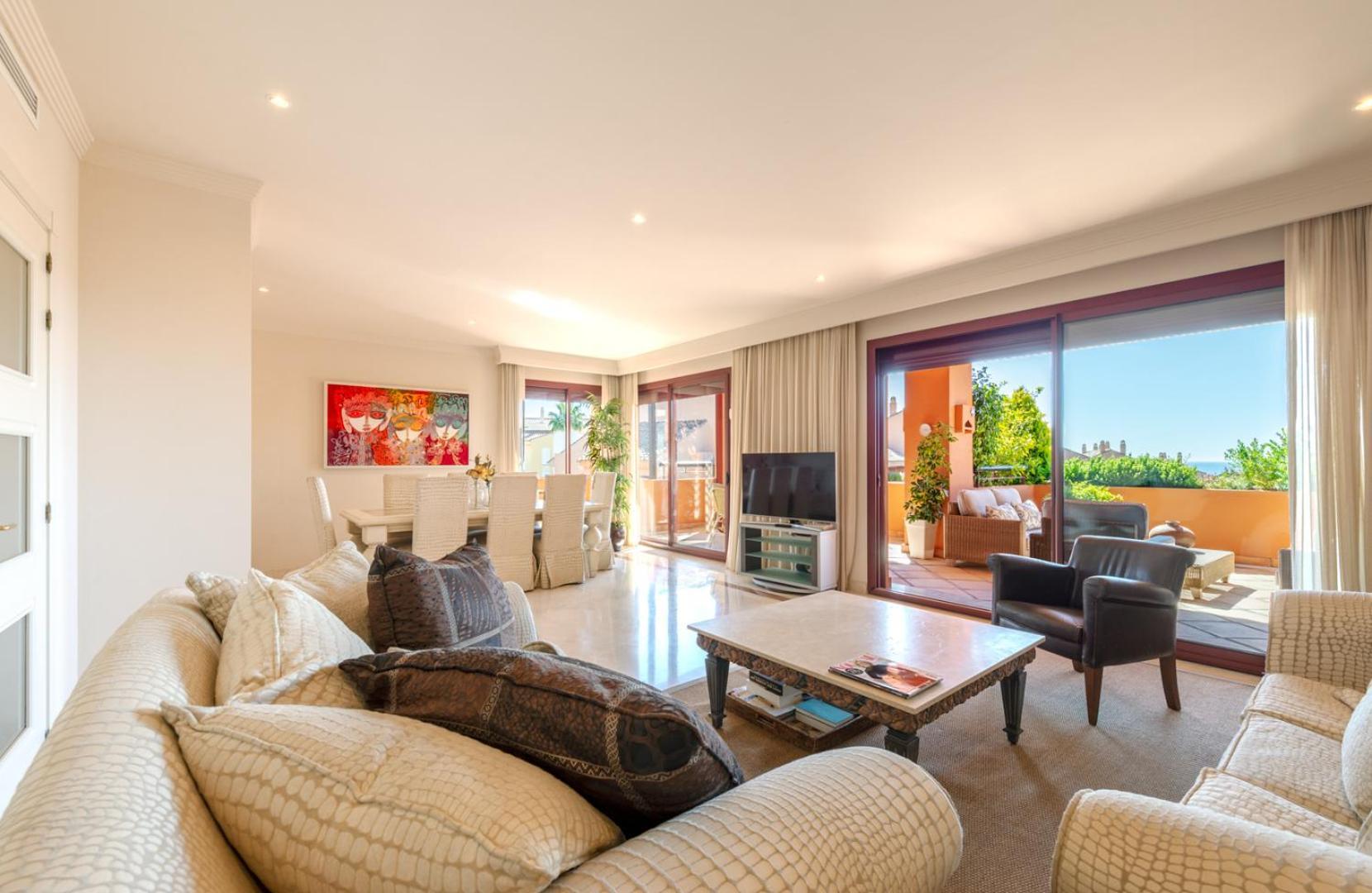 Stylish 4 Bedroom Penthouse Just Steps From Bahia Appartamento Marbella