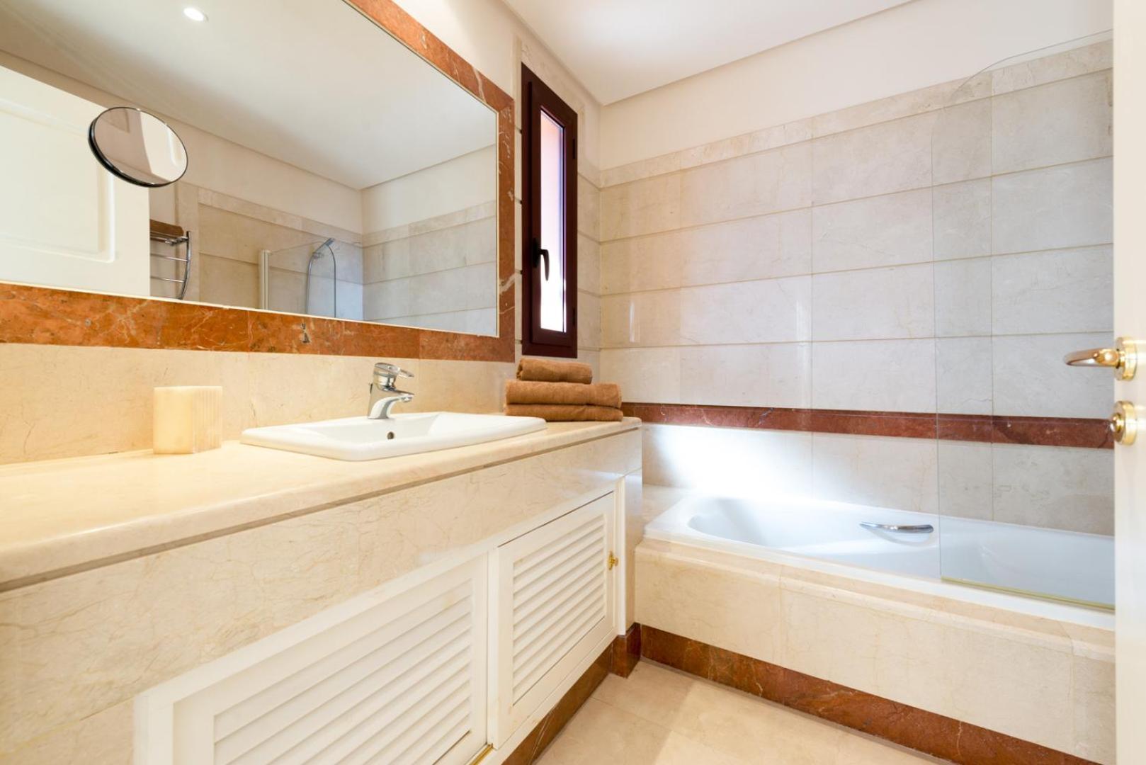 Stylish 4 Bedroom Penthouse Just Steps From Bahia Appartamento
